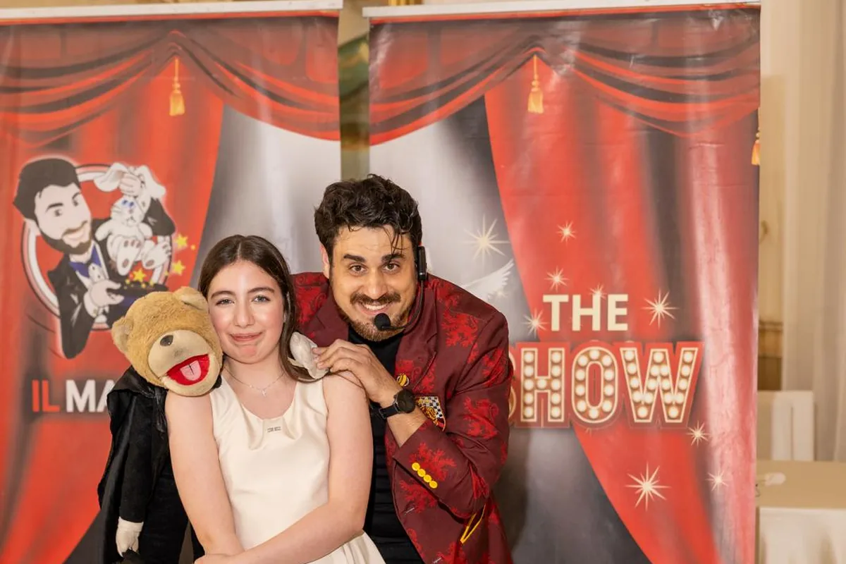Il Mago Max con Tano, il pupazzo ventriloquo, durante lo show