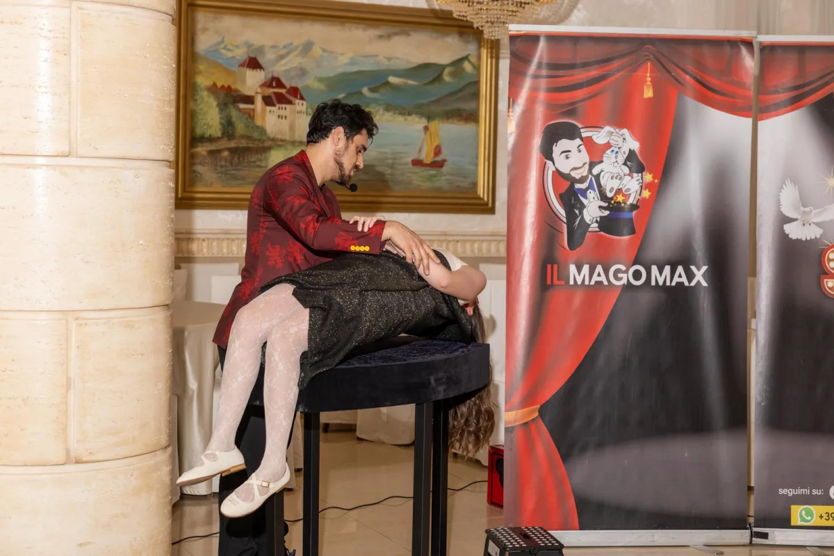 Il Mago Max in un numero di levitazione durante uno spettacolo