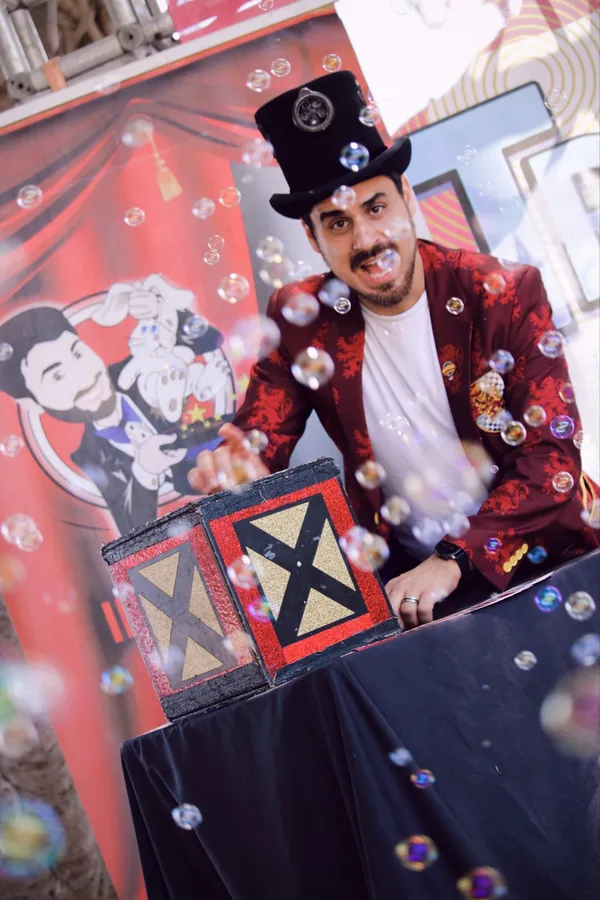 Il Mago Max al Trapani Comix 2026 con le scatole magiche e le bolle di sapone