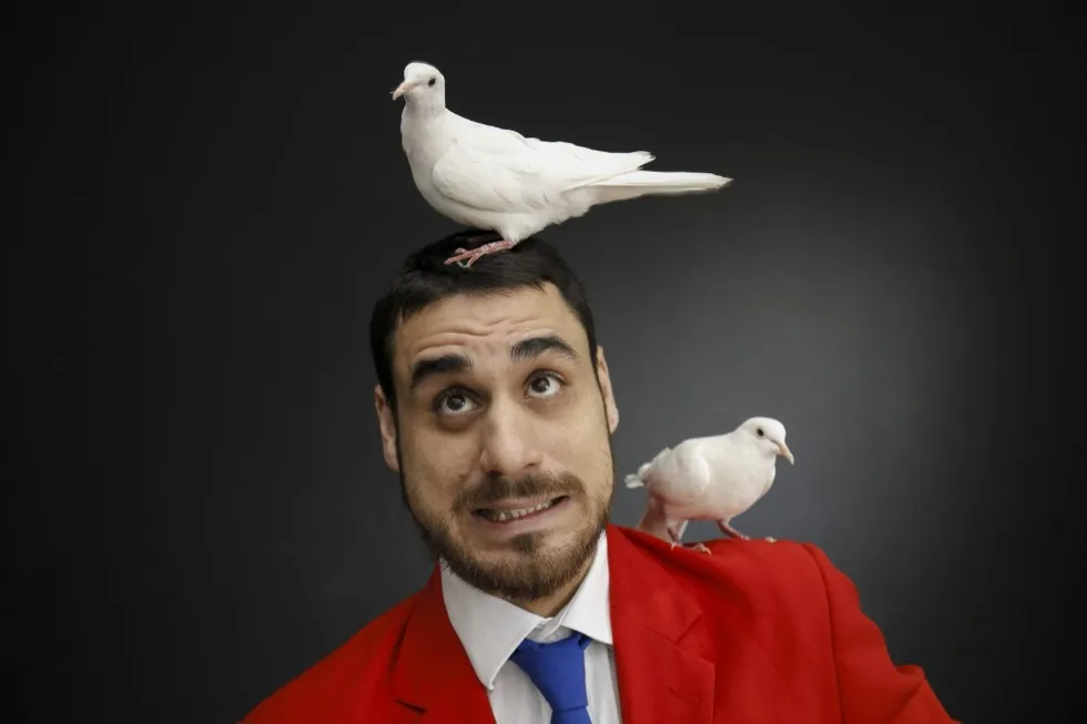 Il Mago Max durante uno spettacolo con animali addestrati